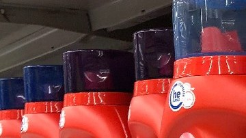 Imagen de botes de color naranja de la marca Tide de Procter & Gamble.