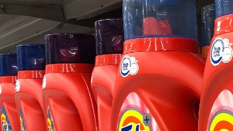 Imagen de botes de color naranja de la marca Tide de Procter & Gamble.