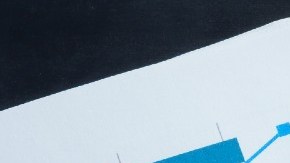 Imagen de un celular en cuya pantalla se ven un logotipo de la empresa Salesforce, sobre unos papeles y un marcador de color azul.