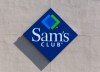 Imagen de un logotipo de la marca Sams, en color azul, colocado sobre un muro de color gris.