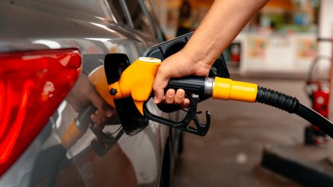 Conoce los factores que entran en juego para determinar qué auto consume más gasolina