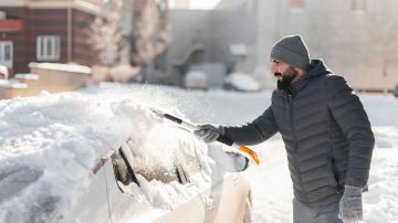 Retira la nieve de tu auto de forma segura y sin problema