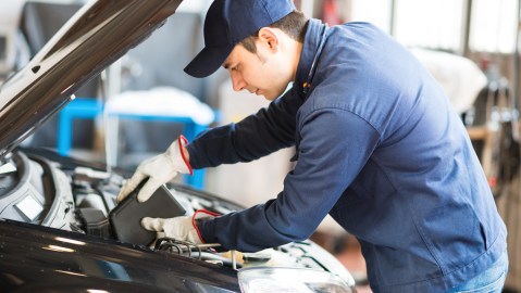 Atento a los pasos que puedes seguir cuando el aceite de motor se filtre hacia donde no debe