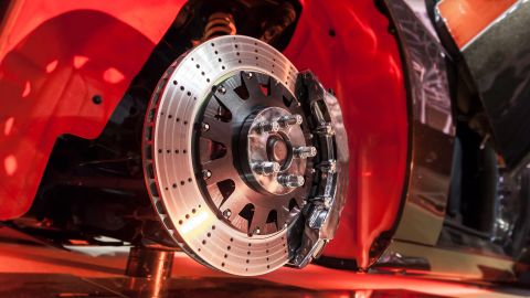 Identifica cuál es la mejor opción para tu auto: frenos de disco o de tambor