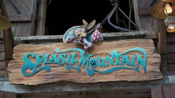Imagen de un letrero de entrada de la atracción Splash Mountain en Walt Disney World.