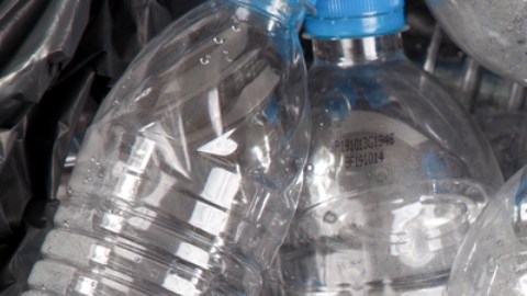 13 mujeres contagiadas de STD luego de que un conserje orinara en sus botellas de agua