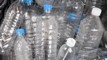 13 mujeres contagiadas de STD luego de que un conserje orinara en sus botellas de agua