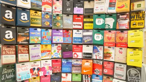 Imagen de un estante con decenas de tarjetas de regalo.