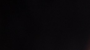 Imagen de una persona que sostiene un teléfono con la mano y en cuya pantalla se ve un logotipo de la red social TikTok.