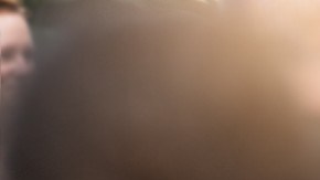 Imagen de una multitud de personas que caminan.