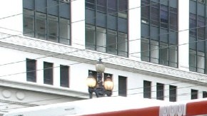 Imagen de personas fuera de foco mientras suben a un autobús de transporte público.