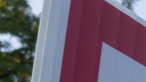 Imagen de un letrero de vivienda en color rojo con letras blancas.