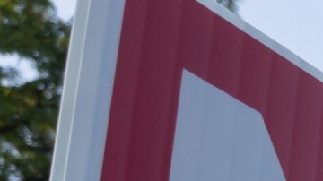 Imagen de un letrero de vivienda en color rojo con letras blancas.