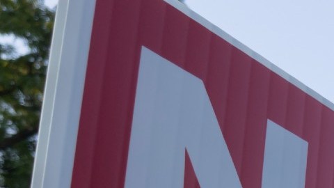 Imagen de un letrero de vivienda en color rojo con letras blancas.