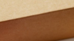 Imagen de una caja de cartón con un llavero y unas llaves adentro.