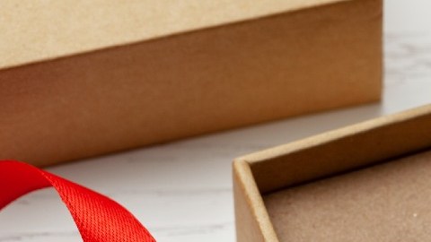 Imagen de una caja de cartón con un llavero y unas llaves adentro.