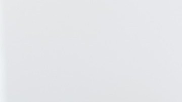 Imagen de un llavero en forma de casa que cuelga de una llave que está insertada en la cerradura de una puerta.