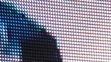 Arturo Carmona intercambia apasionados besos con Dania Méndez.