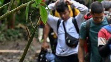 4 factores para entender por qué los ecuatorianos son ahora los sudamericanos que más cruzan la selva del Darién camino a EE.UU.