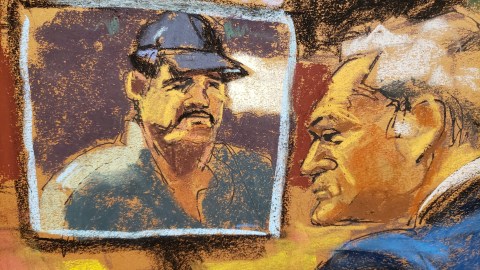 Genaro García Luna (derecha) enfrenta juicio en Nueva York.