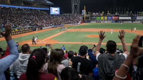 Aficionados venezolanos en la Serie del Caribe 2023.