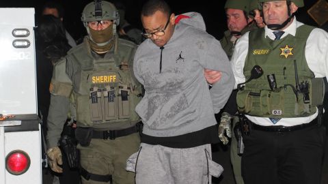 Noah David Beard, de Visalia, fue arrestado el viernes. Él y Ángel Uriarte son sospechosos de matar a 6 personas.