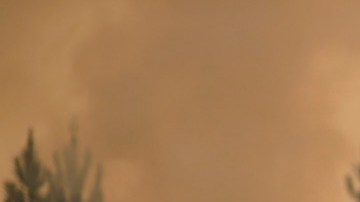 Bomberos y vecinos luchan por sofocar las llamas en Santa Juana, Chile.