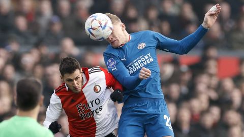 Santiago Giménez (i), en un partido del Feyernoord contra el PSV Eindhoven.