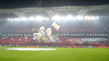 La ilustración abarcó gran parte de la grada del Estadio Şenol Güneş.
