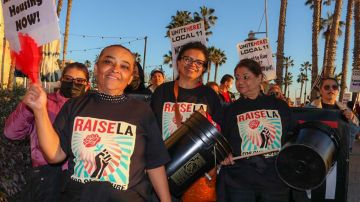 Trabajadores protestan en Santa Mónica.