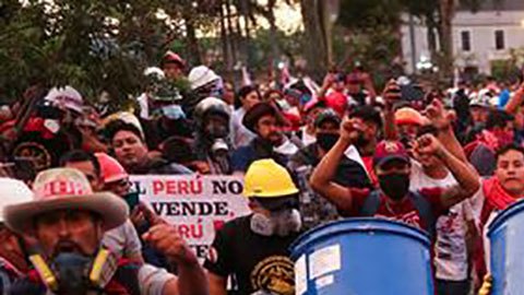 Miles de peruanos vuelven a protestar "con todas las sangres"