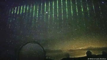 Misteriosos rayos láser procedentes del espacio iluminan el cielo nocturno de Hawái