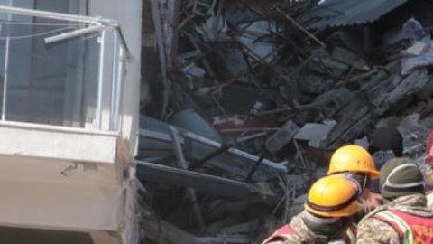 El momento en que los sobrevivientes son sacados de los escombros en Hatay.
