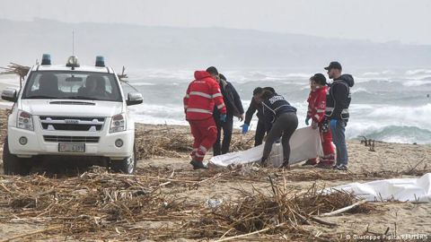 Unos 60 migrantes mueren en naufragio cerca de la costa de Italia