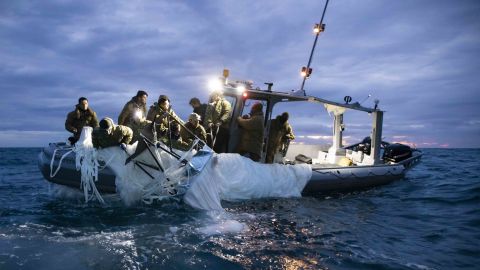 Buques y buzos estadounidenses siguen buscando restos del globo frente a la costa de Carolina del Sur.