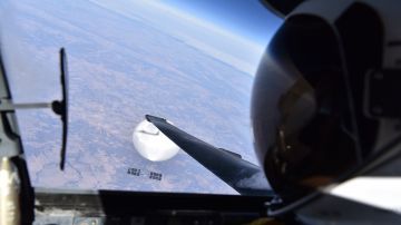 Un piloto de la fuerza aérea de EE.UU. tomó la foto al volar sobre el globo espía chino.