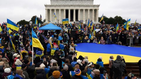 Un mitin para conmemorar el primer aniversario de la invasión rusa a Ucrania, en el Lincoln Memorial en Washington, D.C.