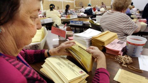 Acusan a tres personas por dirigir una estafa multimillonaria contra ancianos en EEUU