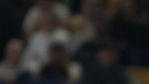 André-Pierre Gignac (i) de Tigres UANL disputa hoy el balón con Ventura Alvarado (d) del FC Juárez.