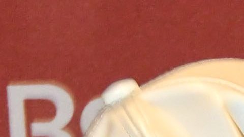 Anuel AA, cantante de género urbano, en la firma de autógrafos de sus zapatillas en un centro comercial en Puerto Rico.