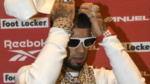 Anuel AA, cantante de género urbano, en la firma de autógrafos de sus zapatillas en un centro comercial en Puerto Rico.