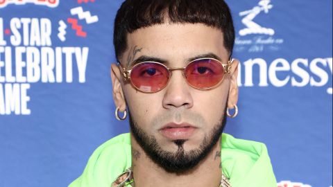 Anuel AA, cantante de género urbano, llegando a un juego de Estrellas de la NBA.