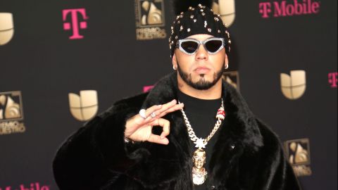 Anuel AA, cantante de género urbano, en el Premio Lo Nuestro 2020.