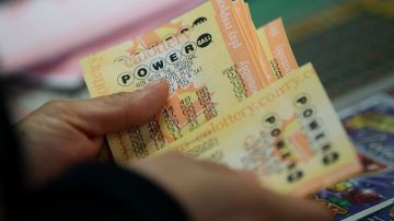 Aparece el máximo ganador en la historia de la lotería de EE.UU. a reclamar el premio mayor de Powerball por $2,040 millones de dólares