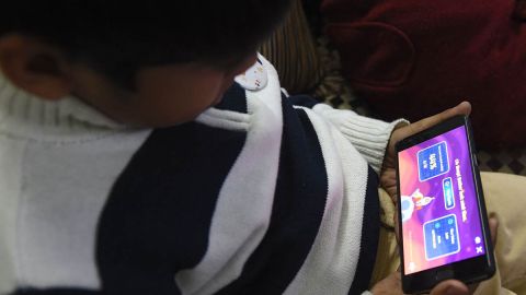 El pequeño de 6 seis años demostró el lío que puede generar un teléfono móvil en manos inadecuadas