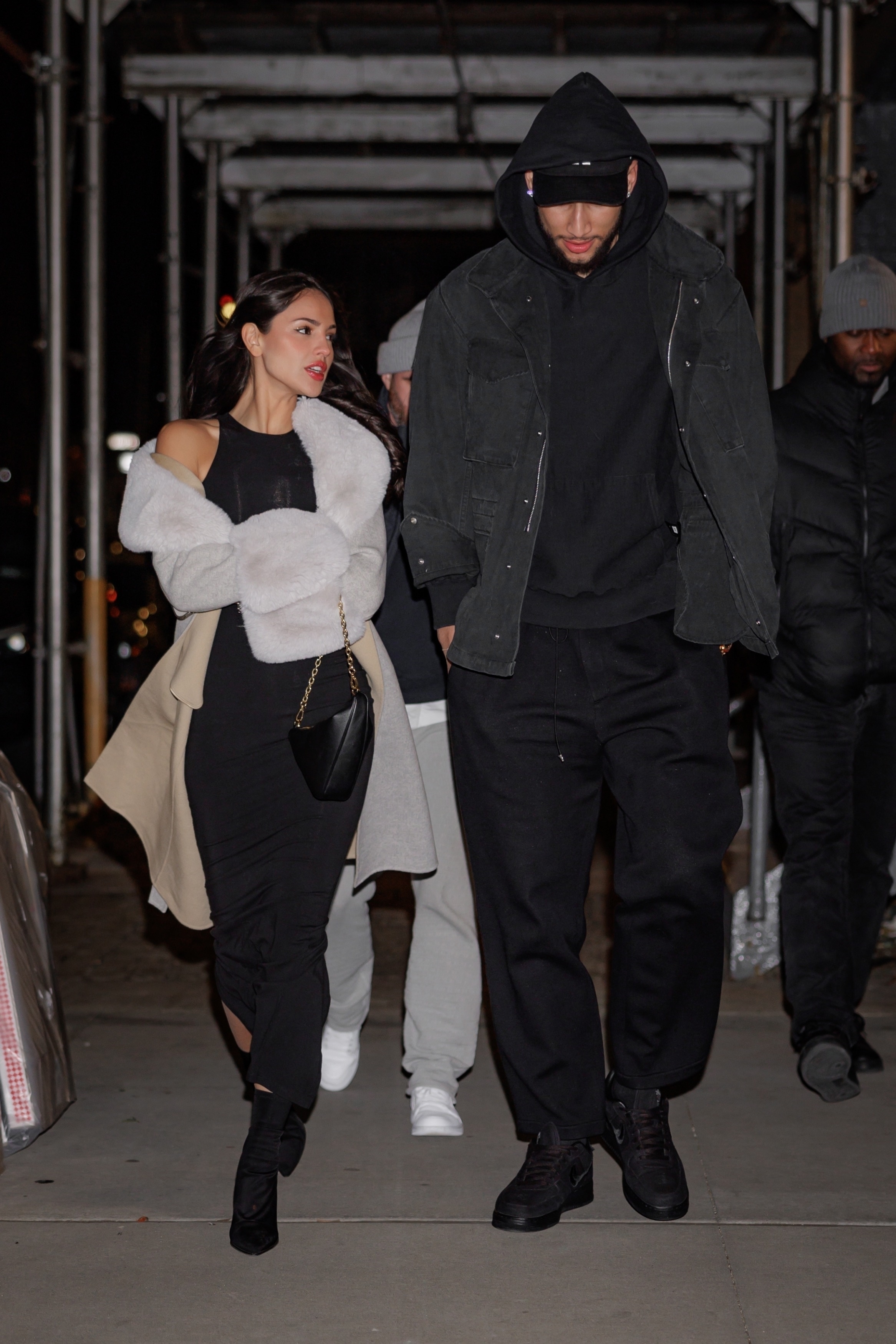 Ben Simmons y Eiza Gonzalez confirman su romance mientras salen a la gélida ciudad de Nueva York después de una cita nocturna en Bond St Sushi / Foto: The Grosby Group.