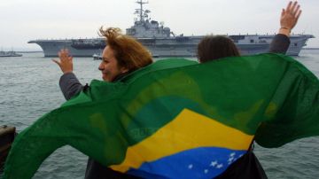 Brasil hunde viejo portaaviones pese a advertencias de ambientalistas