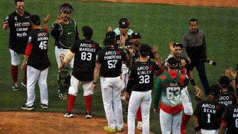 Cañeros de los Mochis celebran su triunfo sobre los Federales de Chiriquí.