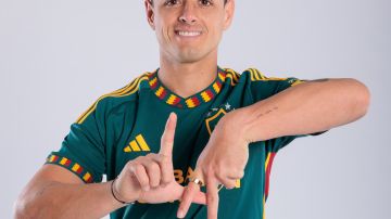 Chicharito Hernández y el nuevo uniforme del LA Galaxy.