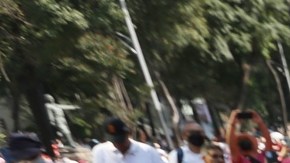 VIDEO: Opositores a AMLO realizan concentración en contra del “plan B” del INE y derriban lona alusiva a Genaro García Luna